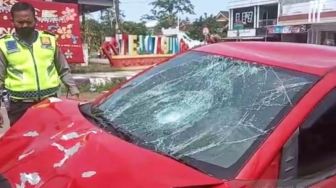 Honda Brio Tabrak 4 Motor di Metro, Satu Pengendara Tewas