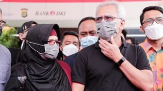 Musisi Iwan Fals bersama sang istri, Rosanna Listanto menemui awak media usai membuat laporan di Polda Metro Jaya, Jakarta Selatan, Kamis. (4/11/2021). [Suara.com/Alfian Winanto]