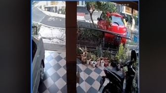 Terlalu Kencang Saat Keluar Rumah, Mobil Ini Tabrak Pagar Tetangga Sampai Roboh