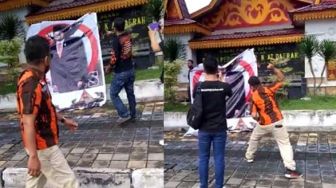 Viral Aksi Lempar Telur ke Spanduk Bergambar Plt Ketua DPRD Pekanbaru