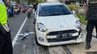 Kecelakaan Tungal, Mobil Terbalik Usai Tabrak Hiasan Trotoar di Balikpapan