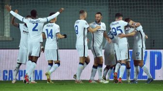 Para pemain Inter Milan merayakan gol kedua mereka yang dicetak oleh Milan Skriniar selama pertandingan sepak bola grup D Liga Champions UEFA antara Sheriff melawan Inter Milan di Sheriff Stadium pada Kamis (14/11) dini hari WIB Sergei GAPON / AFP