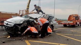 Petugas mengevakuasi mobil Pajero nopol B 1264 BJU yang ditumpangi artis Vanessa Angel dan keluarganya usai mengalami kecelakaan di ruas tol Jombang-Mojokerto KM 672 arah Surabaya di Bandarkedungmulyo, Kabupaten Jombang, Jawa Timur, Kamis (4/11/2021). ANTARA FOTO/Syaiful Arif
