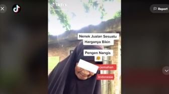 Viral Video Pemuda Bertemu Nenek Jualan Baju Keliling, Harganya Bikin Nangis