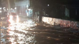 Buntut Genangan Banjir Semalam, 1 Unit Pompa Disiagakan di Swadarma Raya Ulujami
