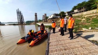 Perahu Terbalik di Bengawan Solo Bojonegoro, 10 Orang Selamat, 7 Masih Dicari