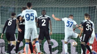 Bek Inter Milan, Milan Skriniar mencetak gol kedua selama pertandingan sepak bola grup D Liga Champions UEFA antara Sheriff melawan Inter Milan di Sheriff Stadium pada Kamis dini hari WIB. Sergei GAPON / AFP
