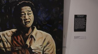 Salah satu lukisan yang ditampilkan dalam pameran bertajuk &quot;Hai, Kamu!&quot;, di Balai Budaya, Jakarta, Kamis (4/11/2021). [Suara.com/Angga Budhiyanto]