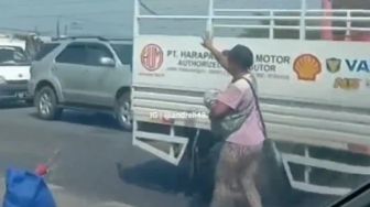 Salut! Aksi Heroik Ibu-ibu Gendong Anak Buka Jalan untuk Ambulans