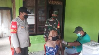 Anggota polsek dan Koramil Modayag kawal vaksinasi bagi warga Boltim