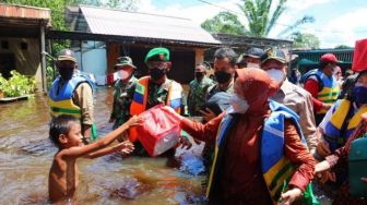 Tinjau Banjir di Sanggau, Mensos Risma Imbau Warga di Tepian Sungai Kapuas 