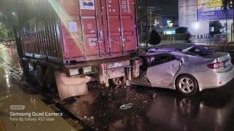 Mobil Corolla Altis Tabrak Buntut Truk Kontainer di Palembang, Satu Orang Tewas