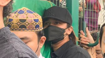 Billy Syahputra ikut menggotong jenazah Vanessa Angel untuk dimakamkan di Taman Makam Islam Malaka, Pesanggrahan, Jakarta Selatan, Jumat (5/11/2021). [Suara.com/Ismail]