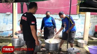 Tagana Dirikan Dapur Umum Layani Ratusan Warga Pengungsi Banjir di Kota Malang
