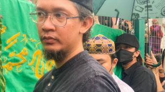 Momen Billy Syahputra Ikut Gotong Peti Jenazah Vanessa Angel