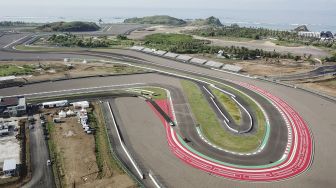 Foto udara pekerja menyelesaikan pengecatan ornamen Pertamina Mandalika International Street Circuit di KEK Mandalika, Kecamatan Pujut, Praya, Lombok Tengah, NTB, Jumat (5/11/2021). ANTARA FOTO/Ahmad Subaidi