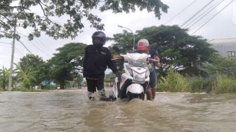 Hujan Siang Sampai Sore, 11 Desa di Gresik Terendam Banjir Luapan Kali Lamong