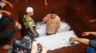 Prosesi pemakaman Vanessa Angel dan Suaminya, Bibi Ardiansyah di Taman Makam Islam Malaka, Pesanggrahan, Jakarta Selatan, Jumat (5/11/2021). [Suara.com/Alfian Winanto]