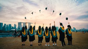 Awalnya Santai Sarapan Sambil Wisuda, Mahasiswa Ini Kaget Namanya Tak Kunjung Dipanggil