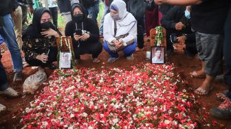 Ustazah Lulung Mumtaza Tegaskan Haram Hukum Membongkar Makam Menurut Islam