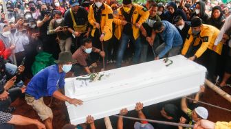 Prosesi pemakaman Vanessa Angel dan Suaminya, Bibi Ardiansyah di Taman Makam Islam Malaka, Pesanggrahan, Jakarta Selatan, Jumat (5/11/2021). [Suara.com/Alfian Winanto]