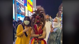 Salut! Rayakan Halloween di Jepang, Pria Ini Tampil Pakai Kostum Reog Ponorogo