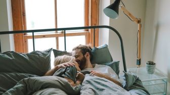 Inilah 9 Posisi Cuddling Terbaik dan Paling Nyaman, Tidak Harus Dilakukan sambil Berbaring di Ranjang