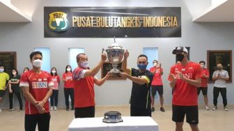 Pemerintah Serahkan Rp10 Miliar Bonus Piala Thomas kepada PBSI