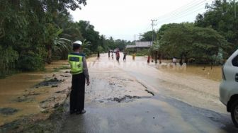 Lalin di Jalan Poros Bontang-Sangatta Lumpuh Akibat Banjir, Warga Pilih Menunggu