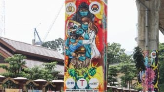 Salah satu mural yang menghiasi jalan Layang Non Tol Transjakarta (JLNT) di Jalan Trunojoyo, Jakarta Selatan, Sabtu (6/11/2021). [Suara.com/Alfian Winanto]