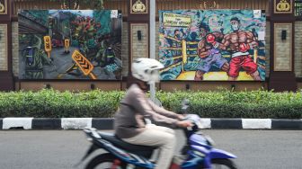 Mural Bertema Polisi dan Pandemi Hiasi Jalan Trunojoyo