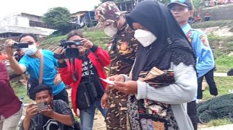 Keluarga Gelar Ritual Panggil Nama Korban Hilang Perahu Tenggelam Bengawan Solo