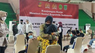 Kunjungi Anak Yatim-Piatu di Pasuruan, Mensos Risma Dipeluk Erat