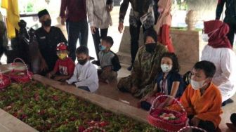 Mensos Risma Ajak Anak-anak Terdampak Covid-19 Ziarah ke Makam Bung Karno