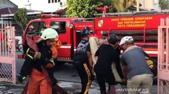 Viral Detik-detik Brimob Selamatkan 2 Lansia yang Terjebak Kebakaran di Rumah