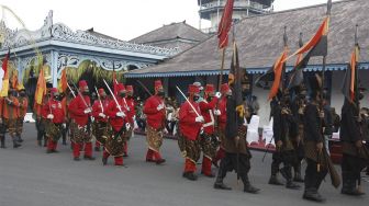 Sejumlah prajurit Keraton Kasunanan Surakarta Hadiningrat dan seniman berkolaborasi dalam peluncuran Atraksi Budaya Prajurit Solo di halaman keraton setempat, Solo, Jawa Tengah, Sabtu (6/11/2021). [ANTARA FOTO/Maulana Surya]