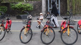 Warga beraktivitas di Jalan Sudirman, Jakarta Pusat, Sabtu (6/11/2021). [Suara.com/Alfian Winanto]