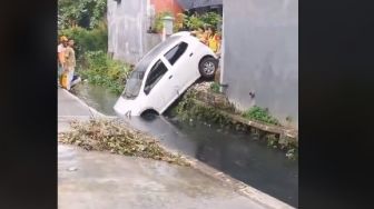 Viral Mobil Nyemplung di Selokan, Diduga Salah Nginjak Rem Malah Ngegas