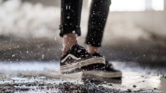 Musim Hujan, Simak Tips Melindungi Sepatu dari Air Hujan