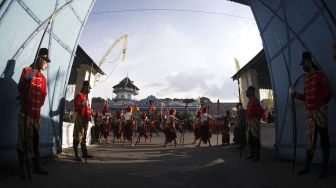 Sejumlah prajurit Keraton Kasunanan Surakarta Hadiningrat dan seniman berkolaborasi dalam peluncuran Atraksi Budaya Prajurit Solo di halaman keraton setempat, Solo, Jawa Tengah, Sabtu (6/11/2021). [ANTARA FOTO/Maulana Surya]