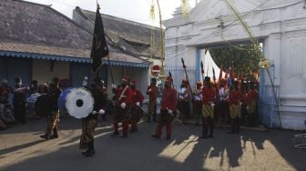 Sejumlah prajurit Keraton Kasunanan Surakarta Hadiningrat dan seniman berkolaborasi dalam peluncuran Atraksi Budaya Prajurit Solo di halaman keraton setempat, Solo, Jawa Tengah, Sabtu (6/11/2021). [ANTARA FOTO/Maulana Surya]