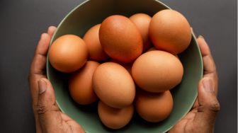 Viral Telur Bantuan Kemensos Tak Layak Konsumsi, Wujudnya Bikin Kades Naik Darah