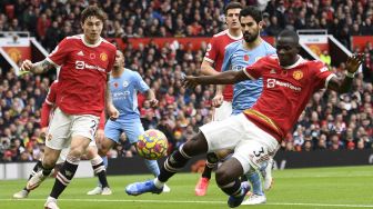 Bek Manchester United Eric Bailly (kanan) mencetak gol bunuh diri selama pertandingan sepak bola Liga Premier Inggris antara Manchester United dan Manchester City di Old Trafford, Manchester, Inggris, Sabtu (6/11/2021). [OLI SCARFF / AFP]