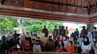 Mensos Risma Ajak Puluhan Anak di Blitar Berziarah ke Makam Bung Karno