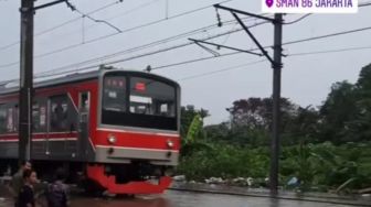 Jalur Kereta Pondok Ranji-Kebayoran Baru Terendam Banjir, KRL Berhenti di Tengah Jalan