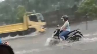 Hujan Angin Disertai Petir Landa Bekasi dan Sekitarnya, Ruas Jalan Tergenang Banjir