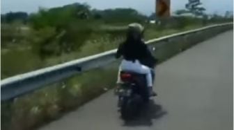 Viral Bocah Pemotor dan Teman Ceweknya Ngeyel Masuk Tol, Warganet: Angel wes angel