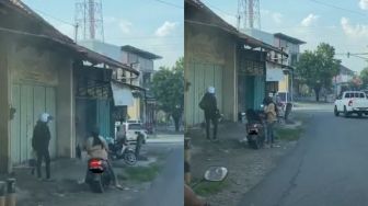 Viral Sejoli Berantem di Pinggir Jalan, Aksi Cewek Tinggalkan Pacarnya Disorot