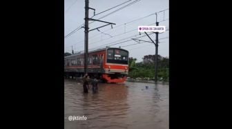 Viral Video KRL Terjebak Genangan Banjir di Jakarta, Warganet: Tunggu 6 Jam