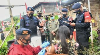 Sambangi Daerah Terpencil Bogor, Ini yang Dilakukan Brimob Polri Tangani Covid-19